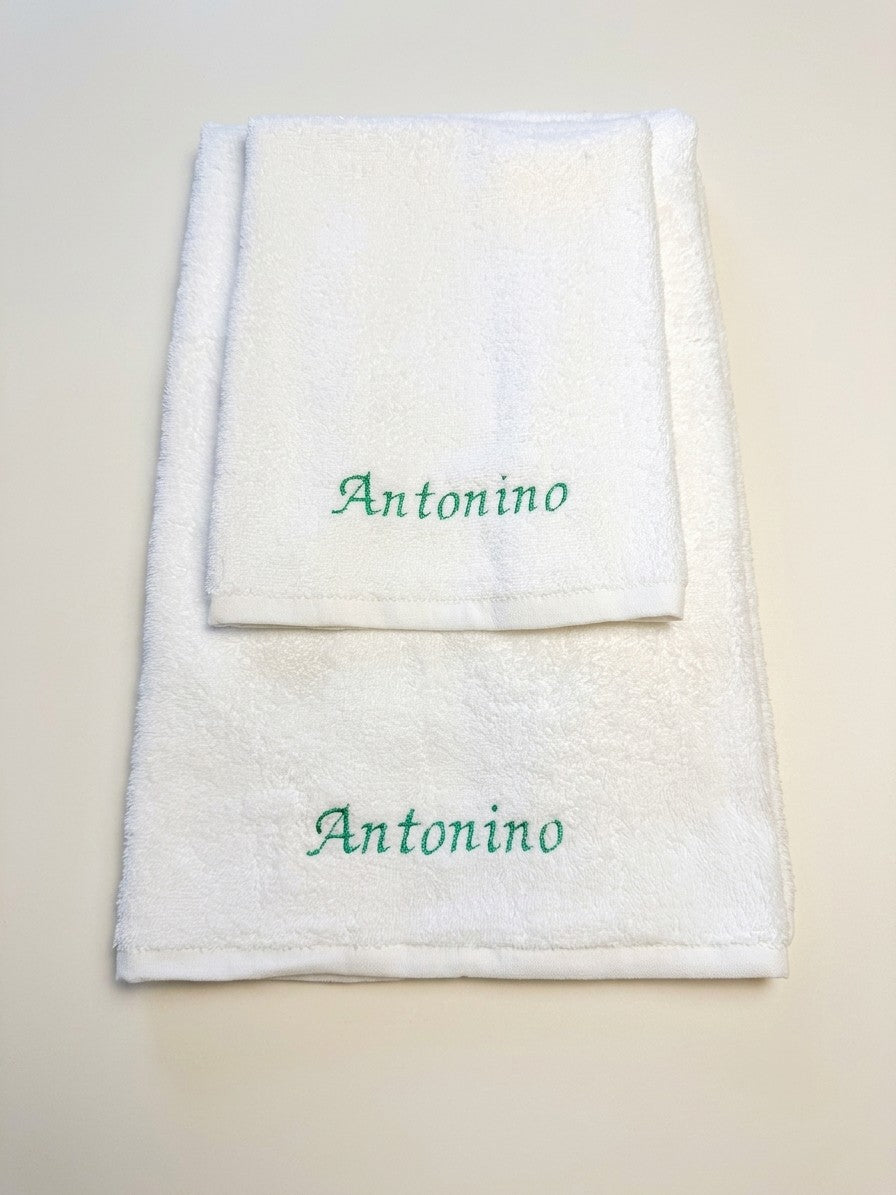Asciugamano personalizzato color sabbia con ricamo nome Antonino