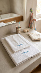 Set di asciugamani ricamati personalizzati con nome Ethan, ambientazione bagno