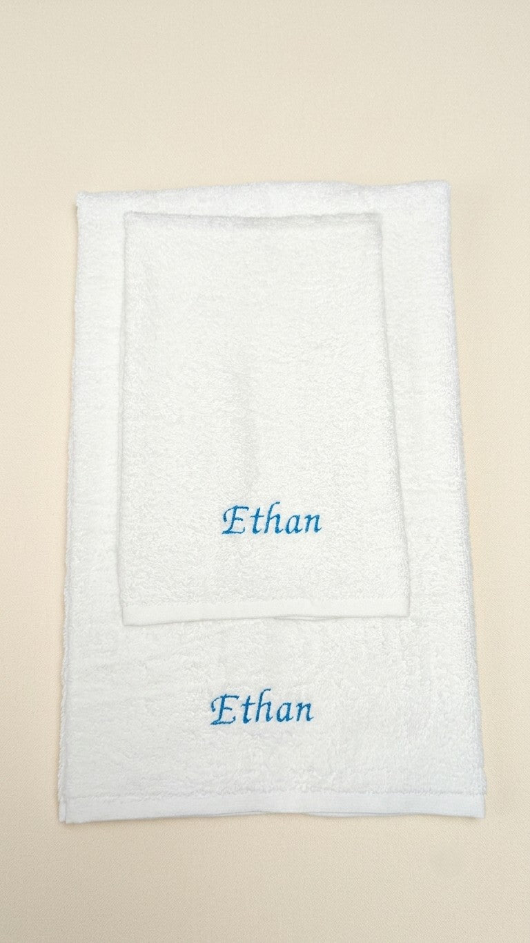 Dettaglio ricamo nome Ethan su asciugamano ospiti piccolo da bidet