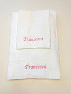 Asciugamano personalizzato color sabbia con ricamo nome Francesca
