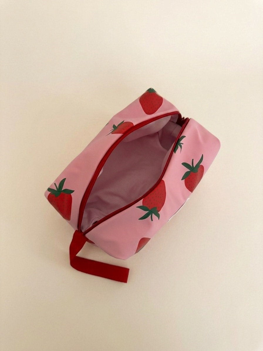 Beauty case impermeabile personalizzato tema fragole, aperto